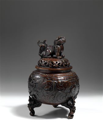 Bruciaprofumi in metallo, Cina, XIX secolo, il corpo globulare poggiante su...