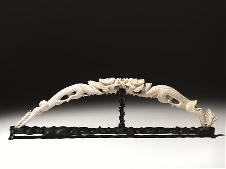 Intaglio Cina sec. XX, in avorio raffigurante coppia di draghi che si...