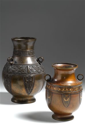 Vaso Cina, fine XIX secolo in metallo, ispirato nella forma e nelle...