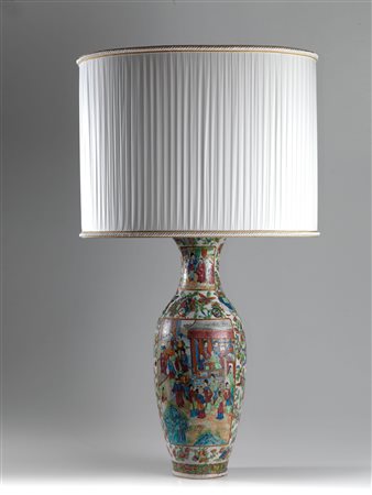 Grande vaso, manifattura di Canton, Cina sec.XX, in porcella policroma con...