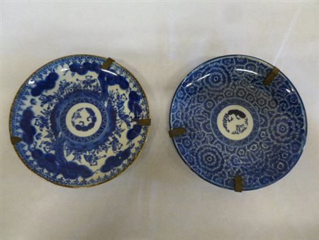 Piatto Cina, XIX secolo, in porcellana bianca e blu, il centro decorato con...