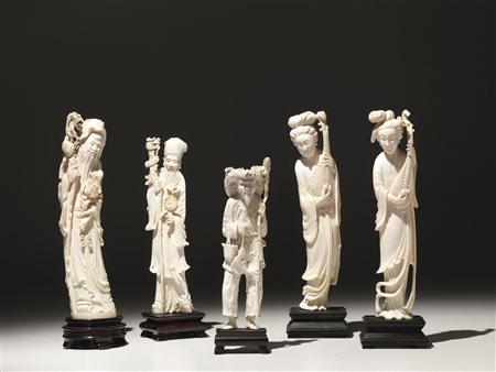 Due intagli Cina sec. XIX-XX, in avorio raffiguranti suonatrici di liuto alt....