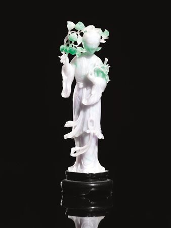 Intaglio, Cina sec. XIX-XX, in giadeite nei toni del verde pallido e...