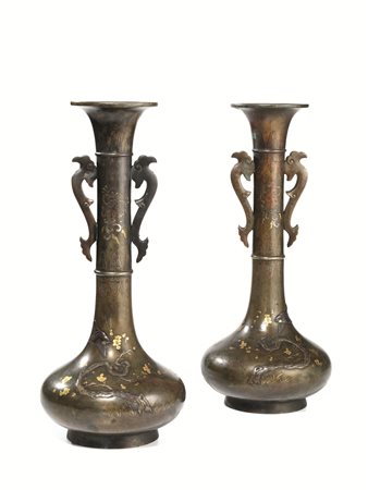 Coppia di vasi, Cina sec. XX, in metallo dal lungo collo, decorati a smalti e...