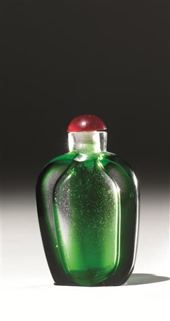 Snuff bottle, Cina sec. XIX-XX, in vetro verde alt. cm 8