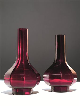 Coppia di vasi, Cina sec. XX, in vetro rosso di Pechino con base ottagonale e...