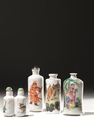 Quattro snuff bottle, Cina sec. XIX-XX, in porcellana dalle forme cilindriche...