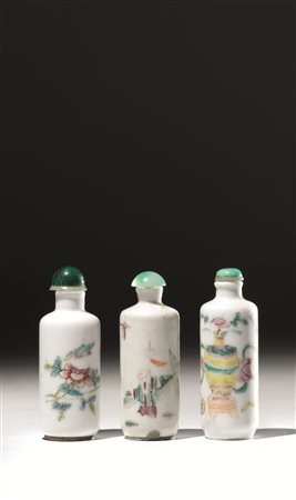 Tre snuff bottles, Cina sec. XIX-XX, dalla forma cilindrica in porcellana...