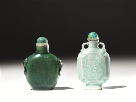 Due snuff bottles, Cina sec. XIX-XX, una in porcellana céladon dalla forma...