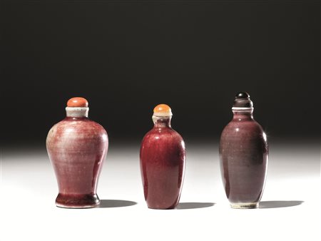 Tre snuff bottles, Cina sec. XIX-XX, dalla forma ad anfora in porcellana...