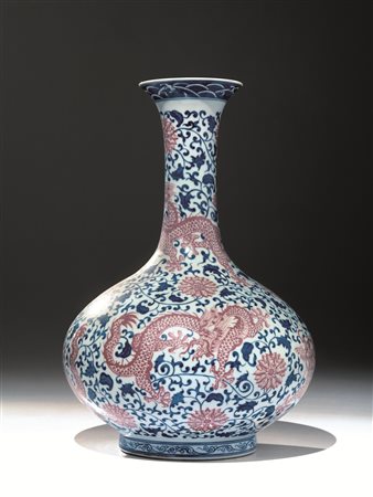 Vaso, Cina sec. XX, in porcellana bianca, decorato con grandi draghi rossi e...