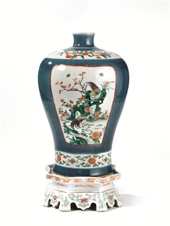 Vaso meiping, Cina sec. XIX-XX, in porcellana policroma a fondo azzurro...