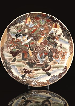 Grande piatto, Giappone sec. XIX -XX, in porcellana satsuma decorato con...
