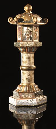 Contenitore, Giappone sec. XIX-XX, in porcellana satsuma mo- dellato a pagoda...