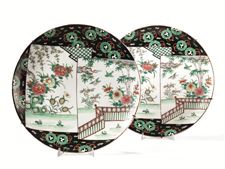 Coppia di piatti, Giappone sec. XIX-XX, in porcellana policroma decorati con...