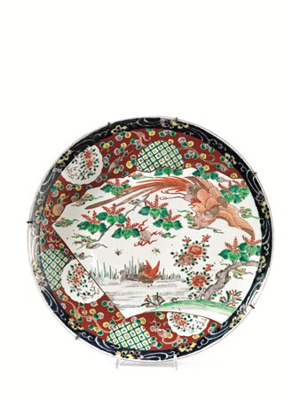 Piatto Giappone sec. XIX - XX, in porcellana policroma decorato con volatili...