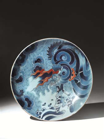 Grande piatto, Giappone sec. XIX-XX, in porcellana decorato con grande drago...