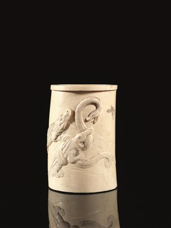 Porta pennelli, Giappone sec. XIX-XX, in avorio, ricavato da una porzione di...