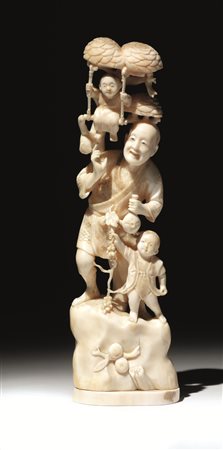 Okimono, Giappone sec. XX, in avorio raffigurante figura maschile poggiante...