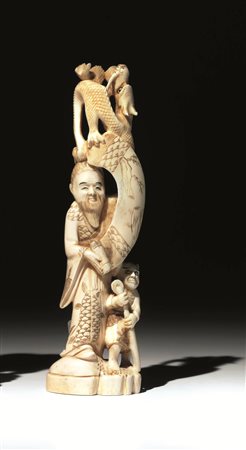 Okimono, Giappone sec. XIX -XX, in avorio intagliato nella forma di...