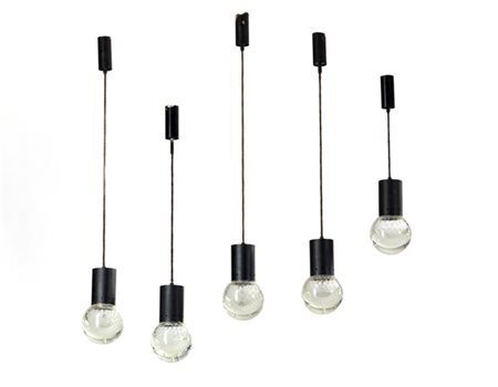 Lotto composto da cinque lampade a sospensione con sfere diffusore in vetro di