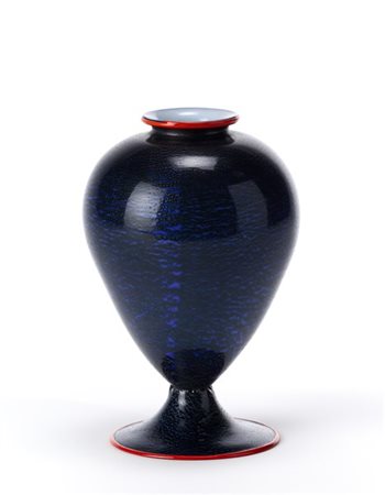 Giuseppe Chiacigh Vaso a balaustro in vetro soffiato incamiciato lattimo e blu s