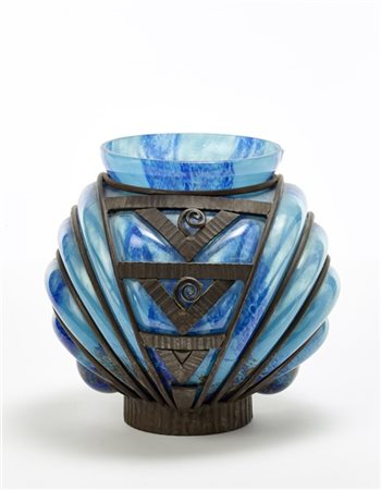 Louis Majorelle Vaso sferoidale Art Déco, in vetro soffiato celeste trasparente