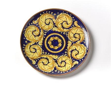 Richard Ginori Piatto in ceramica decorata a girali d'acanto su fondo blu. Milan