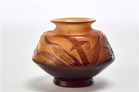 Gallé Piccolo vaso in vetro a cammeo inciso all'acido con decori floreali in ros