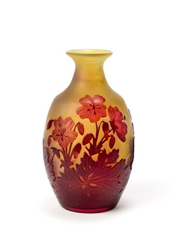 Gallé Vaso a corpo panciuto e collo stretto svasato, in vetro a cammeo inciso al