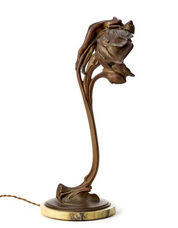 Lampada da tavolo Art Nouveau in bronzo con patina leggermente dorata raffigura