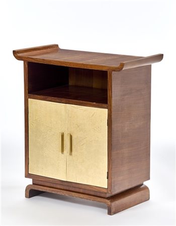 Mobiletto di gusto déco con vano a giorno e stipo a due ante. Struttura in legn