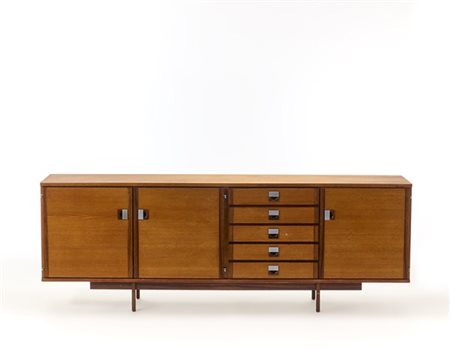 Sideboard a tre ante e cinque cassetti in legno impiallacciato con maniglie e m