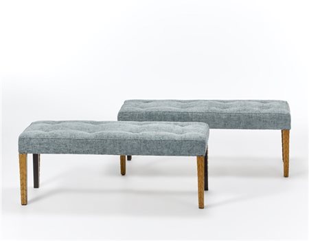 Coppia di panche con gambe in legno massello con decoro a foglia, seduta imbott