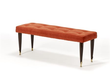 Panca con gambe in legno massello tornito, puntali in ottone, seduta imbottita