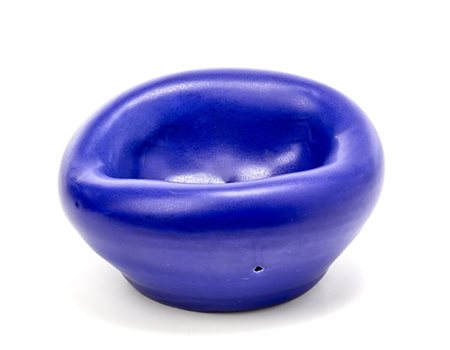 Suzanne Ramié Svuotatasche-scultura in ceramica smaltata in blu cobalto. Manifat