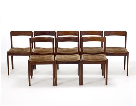 Otto sedie con struttura in legno massello, seduta imbottita e rivestita in vel