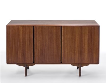 Buffet a tre ante con cassettiera interna. Legno massello e impiallacciato. Ita