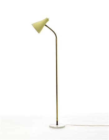 Lampada da terra con struttura in ottone, paralume in metallo verniciato giallo