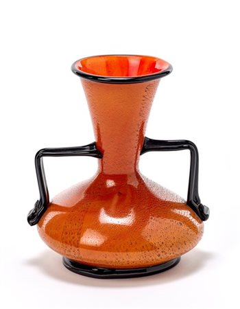 Manifattura di Murano Vaso biansato in vetro soffiato rosso con inclusione di fo