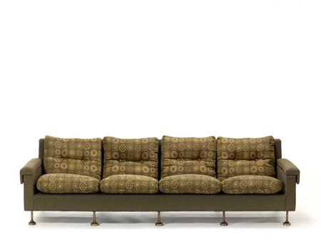 Divano a quattro posti con braccioli e schienale rimovibili. Piedini in acciaio