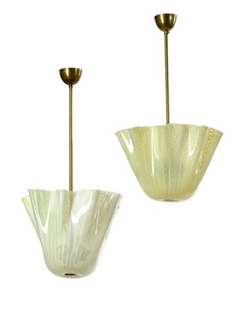 Venini Due lampade a sospensione. Murano, anni '50. Diffusore a fazzoletto in ve