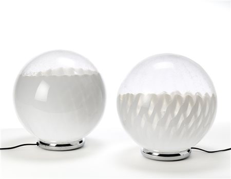 Veart Lotto di due lampade da tavolo con diffusore sferico. Murano, anni '70. Ve