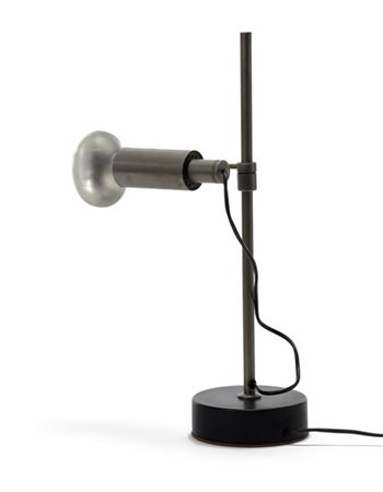 Lampada da tavolo con struttura in metallo nichelato e alluminio, base in metal