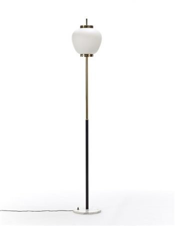 Lampada da terra con fusto in ottone e metallo verniciato nero, base in marmo b