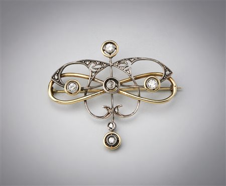  . - Spilla in oro ed argento con cinque piccoli diamanti e rosette.
