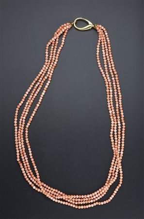  - Collana di corallo rosa composta da n. 4 fili  con chiusura a moschettone in oro giallo 750-1000. Peso lordo gr 94,40.