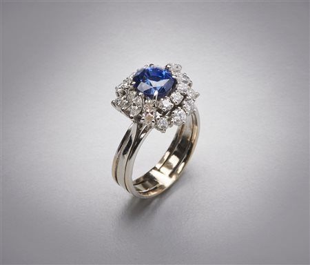  - Anello in oro bianco 750/1000  con zaffiro ovale blu.