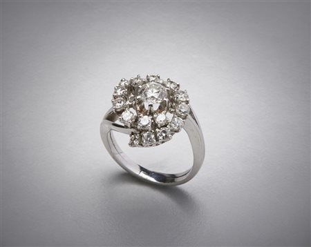  - Anello in platino anni 40 con diamante centrale bianco taglio a brillante carati 0,70 circa e contorno di diamanti tondi.totale ct 1,50 circa. .