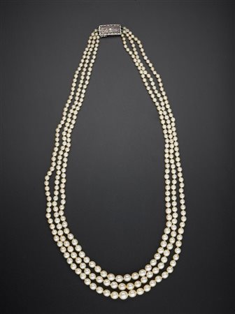  - Collana di perle coltivate tre fili.